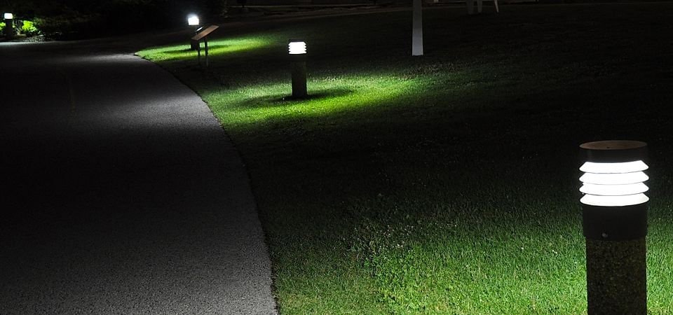 Bolardos iluminados en el sendero de un parque