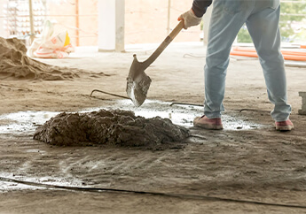 Trabajador de la construcción preparando mezcla de concreto Trabajador de la construcción preparando mezcla de concreto