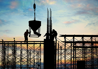 Dos trabajadores de la construcción preparando los castillos para unas columnas