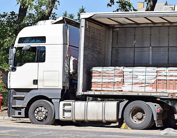 Adoquines estibados sobre un camión, listos para ser entregados. Adoquines estibados sobre un camión, listos para ser entregados.