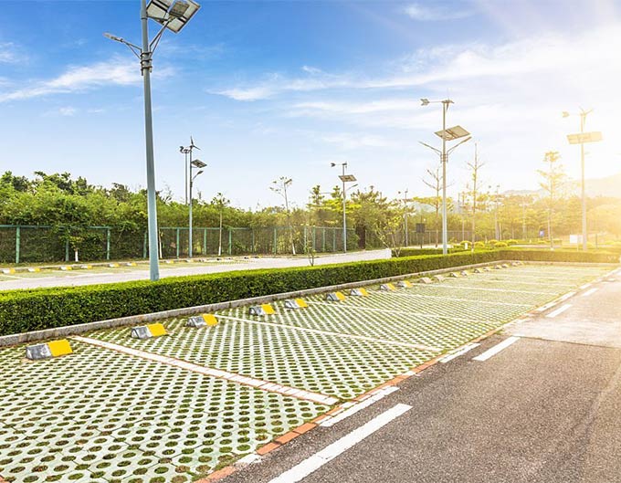 Estacionamiento con adoquín perforado para permitir el crecimiento de pasto. Estacionamiento con adoquín perforado para permitir el crecimiento de pasto.