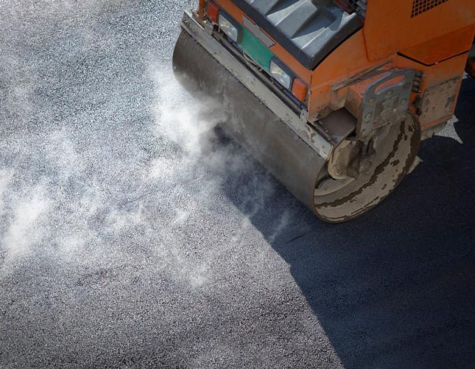 Aplanadora ayudando a dar acabado al concreto compactado