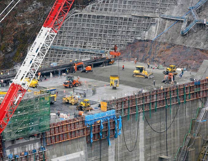Construcción de presa de concreto para contener el agua.