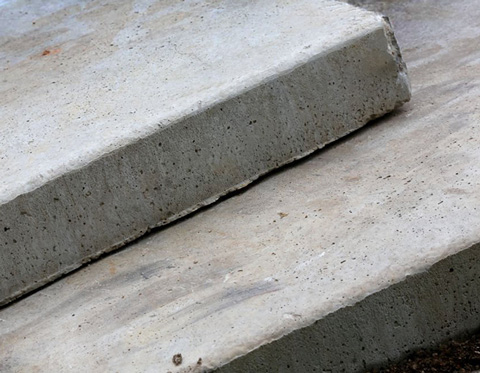 Trabajadores construyendo una losa placa fácil durante el día