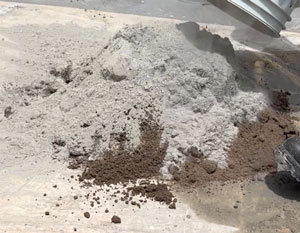 Vaciado de cemento sobre arena para hacer mezcla Vaciado de cemento sobre arena para hacer mezcla