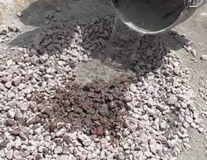 Vaciar agua limpia sobre el monticulo de grava, arena y cemento Vaciar agua limpia sobre el monticulo de grava, arena y cemento