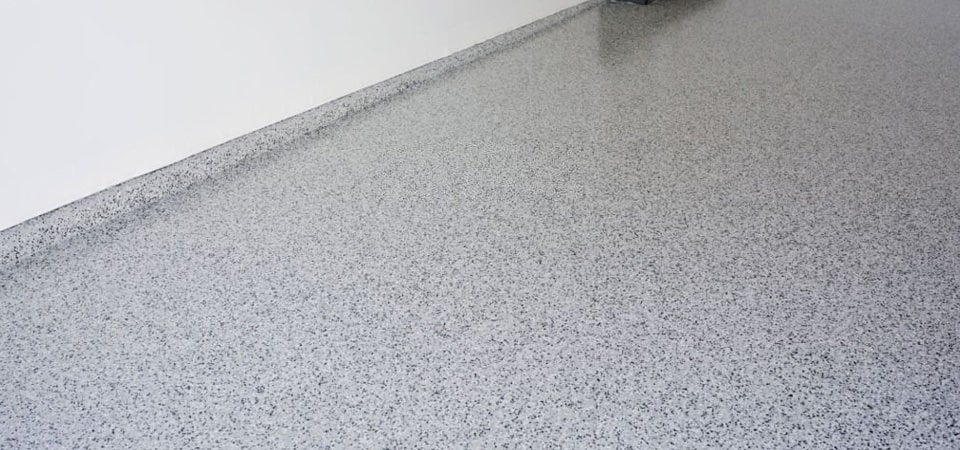 El acabado de arenas de cuarzo también se utiliza en los pisos epóxicos industriales antiderrapantes