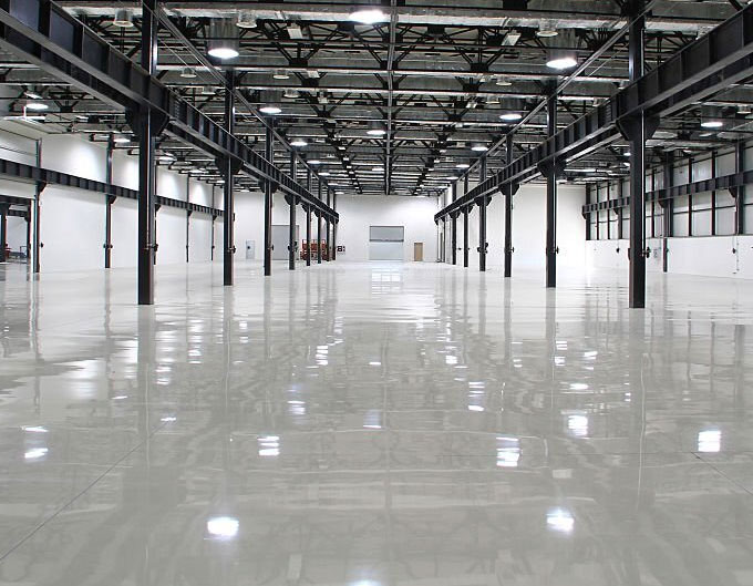 Los pisos epóxicos industriales brillan al ser limpiados Los pisos epóxicos industriales brillan al ser limpiados