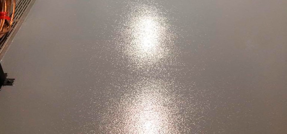 Pisos epóxicos industriales antiderrapantes con textura de cáscara de naranja