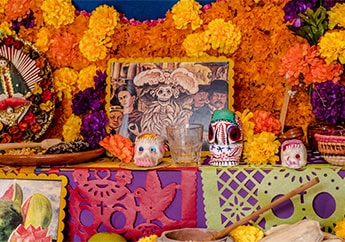 Ofrenda con diversos alimentos y flores de cempasúchil en el Día de los Muertos en México