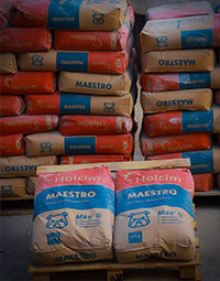 Bultos de Mortero Maestro Holcim Apasco apilados sobre diversas tarimas