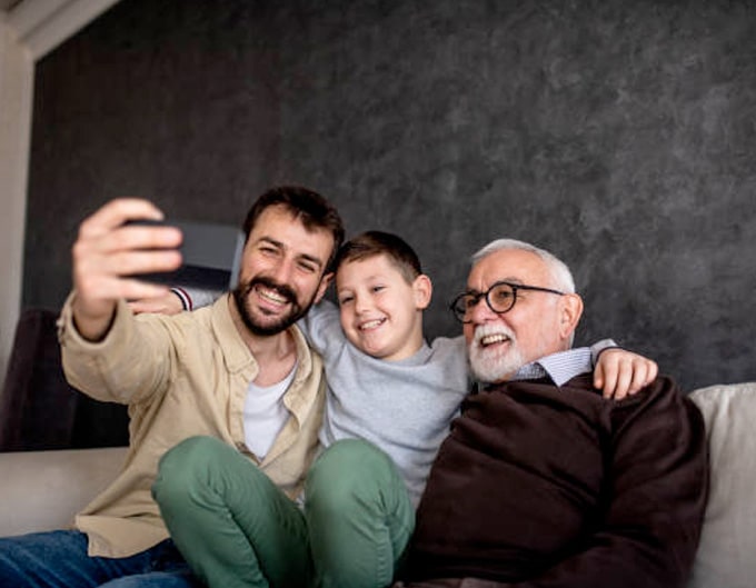 Padre, abuelo y niño celebrando el día del padre y tomandose una foto