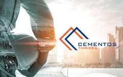 Hombre viendo una construcción junto al logo de Cementos Torices