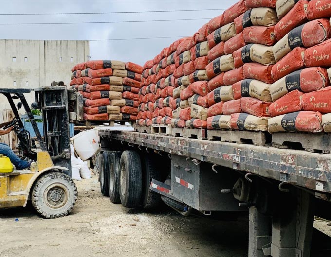 Impermeabilizantes estibados en un almacén