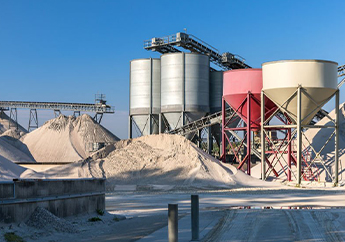 Camión cargado con bultos de cemento en carretera