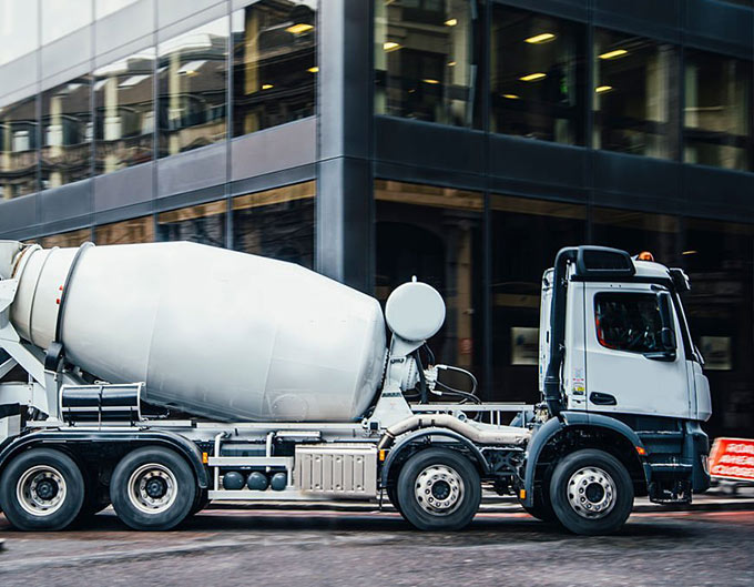 Toma lateral del camión revolvedora de concreto eléctrico. Toma lateral del camión revolvedora de concreto eléctrico.