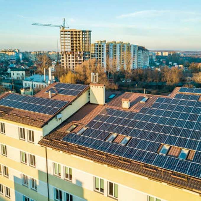 Casa con paneles solares sobre el techo