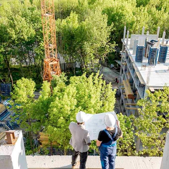 Construcción recubierta de árboles y plantas