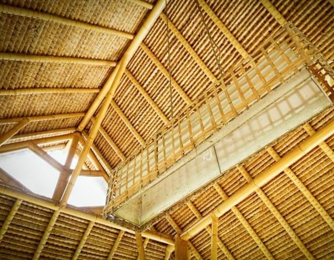 Vista al techo de una cabaña fabricado con bambú en Bali Vista al techo de una cabaña fabricado con bambú en Bali
