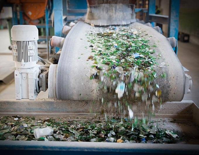 Banda transportadora con vidrio triturado en planta de reciclaje de vidrio Banda transportadora con vidrio triturado en planta de reciclaje de vidrio