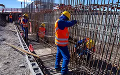 Trabajadores llevando a cabo una cimentación para un edificio
