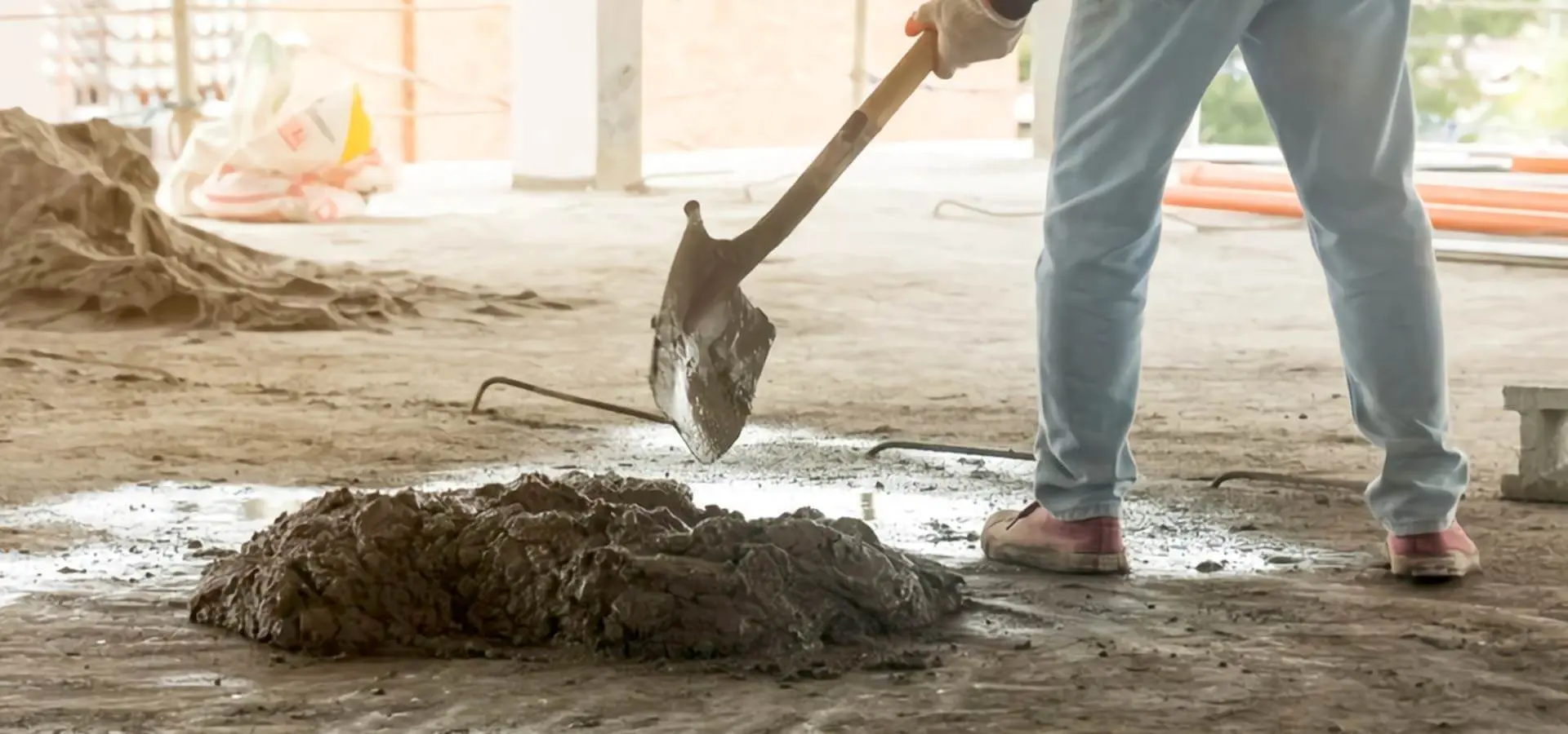 Trabajador de la construcción preparando mezcla de concreto